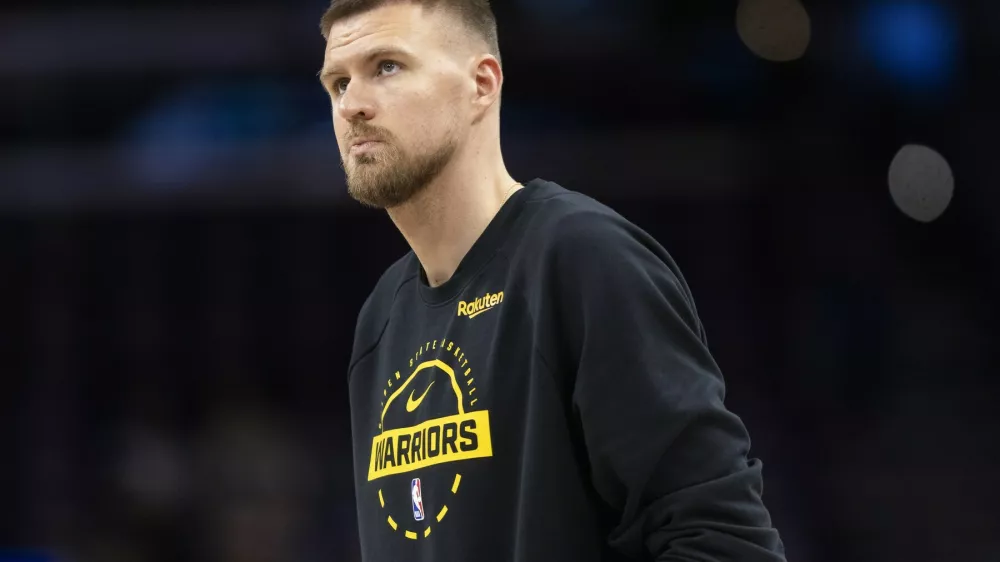 4/17/2026 - Phoenix, Arizona, United States of America: Golden State Warriors center Kristaps Porzingis (7) warms up before a NBA play-in tournament game against the Phoenix Suns at Mortgage Matchup Center in Phoenix, Ariz., Friday, April 17, 2026.,Image: 1092505251, License: Rights-managed, Restrictions: No publication in scandal publications, Model Release: no / Foto: Profimedia