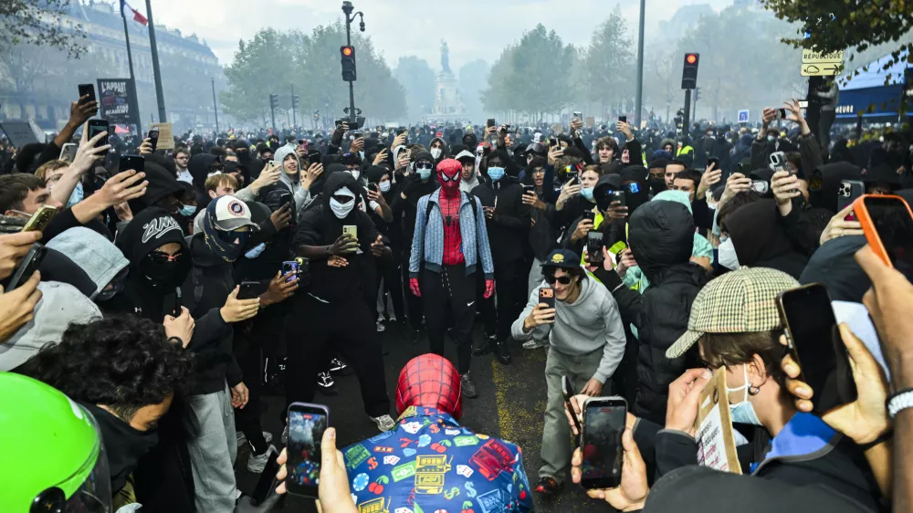 ! REPORTAŽA ZA OBJEKTIV !PROTESTI V PARIZU, SEPTEMBER, OKTOBER 2026Protest, Pariz, 2026aura farming na Place de la Republique - Aura farming je spletni in mladinski trend (pogosto generacije Z in generacije Alfa), pri katerem oseba namerno izvaja določene poteze, geste ali gibe, da bi videti izjemno samozavestna, privlačna ali "kul" &ndash; torej, da bi si pridobila nami&scaron;ljene točke avre17.10. 2026 - Aura farming na Place de la Republique - Veliki protest dijakov, &scaron;tudentov in nasprotnikov vlade v ParizuFOTO: Nik Erik Neubauer