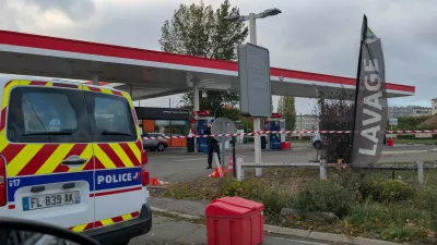 Policisti in forenzični strokovnjaki podrobno preiskujejo kraj dogodka.​ Foto: Profimedia