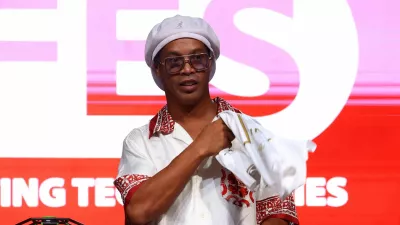 FILE PHOTO: Soccer Football - Ronaldinho to appear at Ravenna FC team presentation - Stadio Bruno Benelli, Ravenna, Italy - August 20, 2026 Ronaldinho poses as he is presented as a new player for Ravenna FC REUTERS/Ciro De Luca/File Photo / Foto: Ciro De Luca