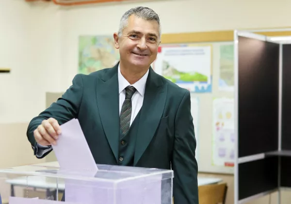 Ilija Srdanovic, first on the electoral list "Student List - Students Win", votes at a polling station during the parliamentary election in Novi Sad, Serbia, October 25, 2026. REUTERS/Uros Arsic   TPX IMAGES OF THE DAY
