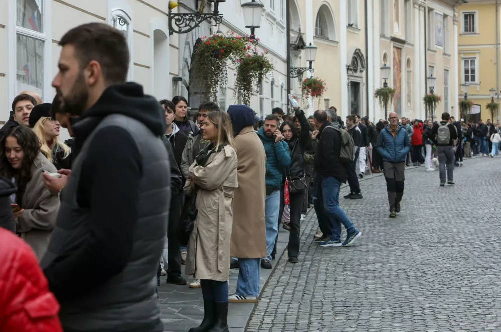 Velika gneča v Ljubljani, srbski volivci stali v vrsti tudi po 20. uri