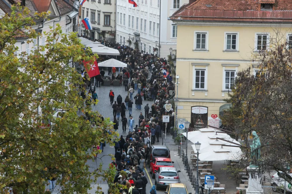 Velika gneča v Ljubljani, srbski volivci stali v vrsti tudi po 20. uri