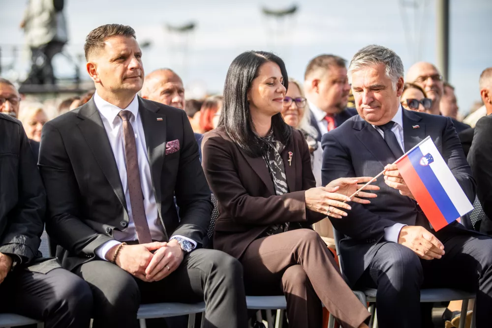Koper, Ukmarjev trg.Drzavna proslava ob dnevu suverenosti.
