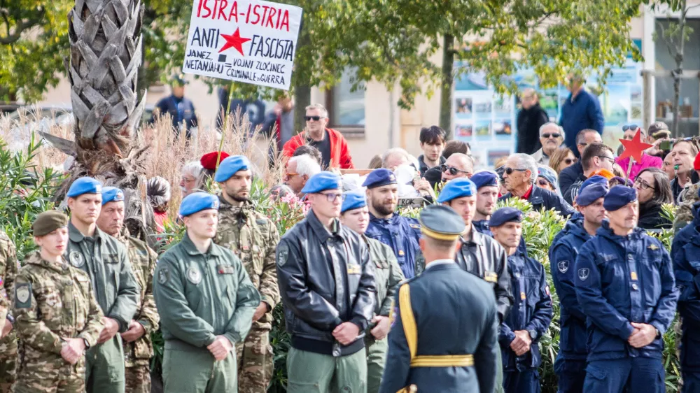Koper, Ukmarjev trg.Drzavna proslava ob dnevu suverenosti.