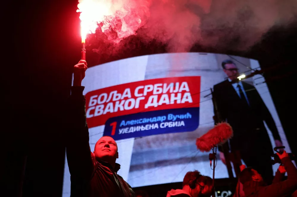 Supporters of the electoral list "Student List - Students Win" celebrate following the first results of the parliamentary election, in downtown Belgrade, Serbia, October 25, 2026. REUTERS/Uros Arsic