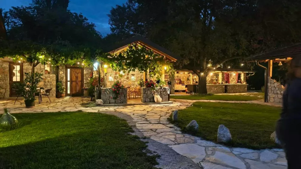 Chateau Orman nudi priložnost prenočitve in poku&scaron;ine tradicionalne makedonske kulinarike. 