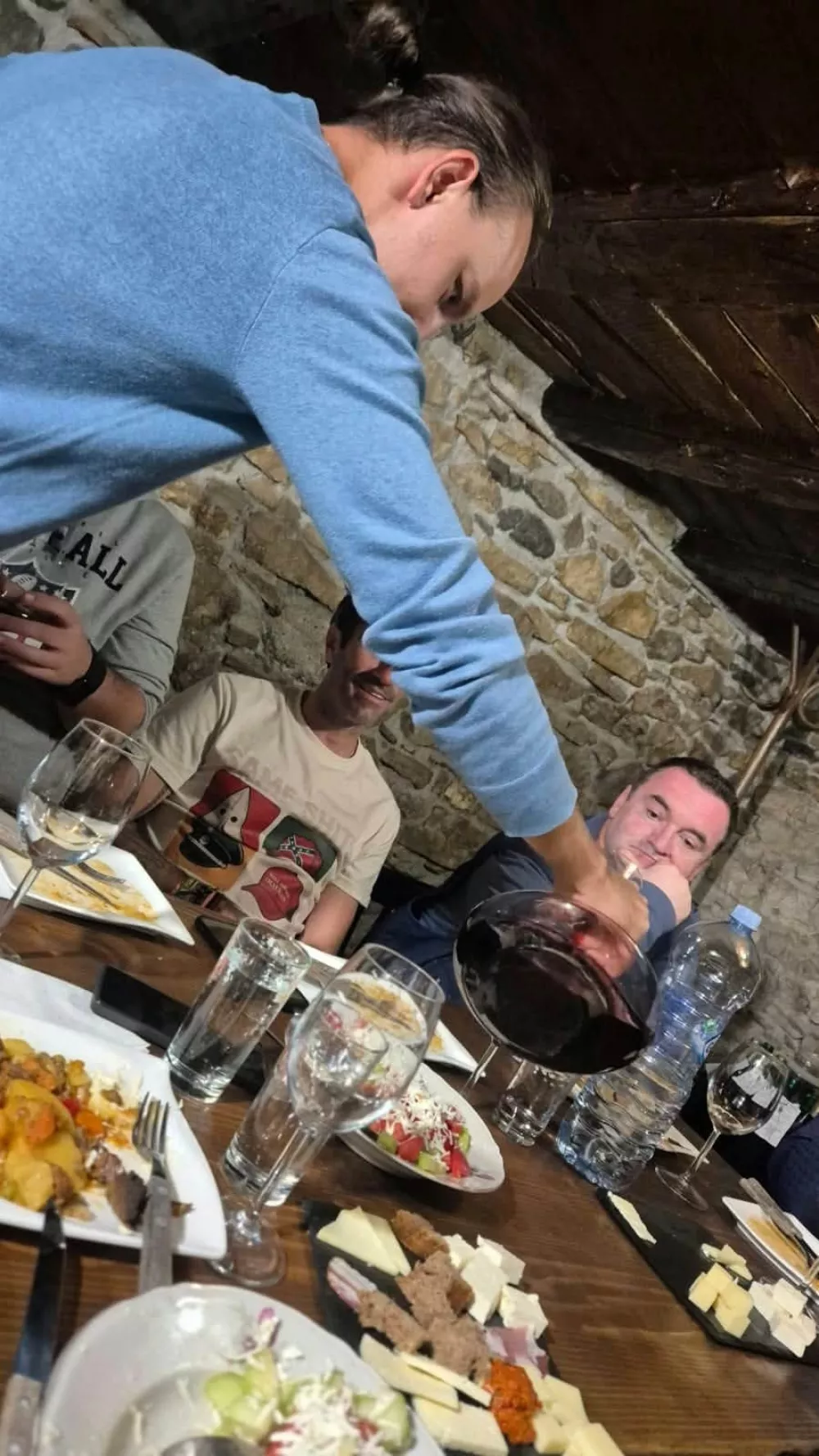 Makedonci so znano po gostoljubnosti, po rakiji, ajvarju, papriki in &scaron;obski solati. O tem čigavo vino je crni vranac pa je že stara debata. 