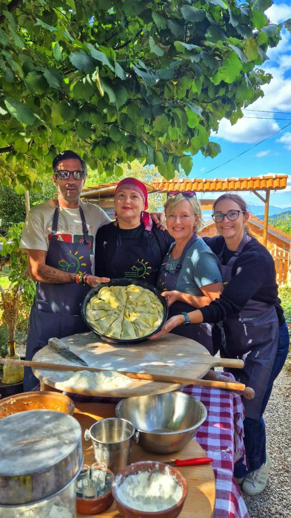 Pite iz podpeke ali sača so svojstvena posebnost. Gospodinja Marija napovedanim skupinam turistov na domačiji v Ramni pojasni kak&scaron;ne so skrivnosti te jedi. 