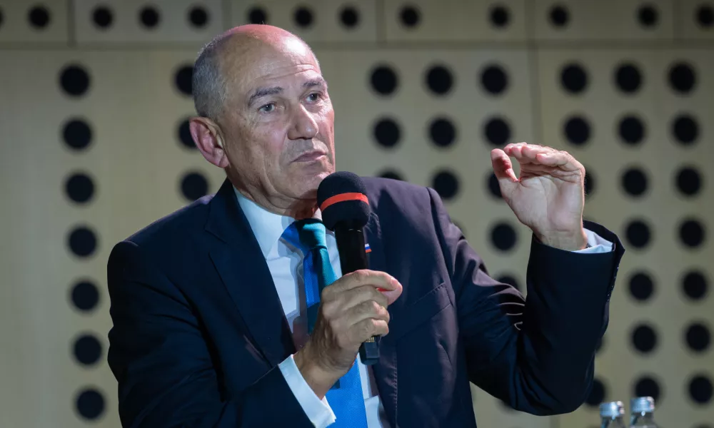 Brdo pri Kranju.Vrh slovenskega gospodarstva v organizaciji GZS.Pogovor s predsednikom vlade Janezom Janso o konkretnih nacrtih, ki jih ima vlada za razvoj in stabilizacijo poslovnega okolja.