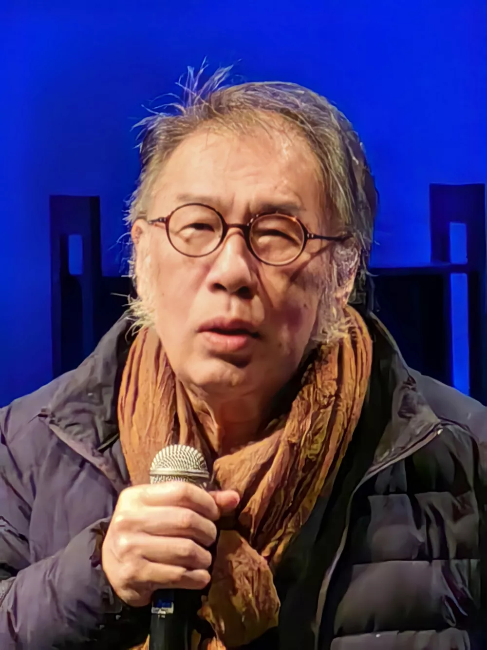 Xi Chuan (Xi Čuan), častni gost Festivala poezije, je kitajski pesnik, esejist in prevajalec, rojen leta 1963 v provinci Jiangsu, odra&scaron;čal pa je v Pekingu, kjer &scaron;e danes živi in predava klasično kitajsko književnost. Je eden najvplivnej&scaron;ih sodobnih kitajskih pesnikov. F Wikipedija