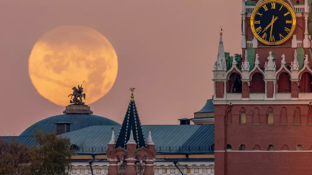 "Hunter's Moon" sets behind the Kremlin in Moscow, Russia October 26, 2026. REUTERS/Marina Lystseva