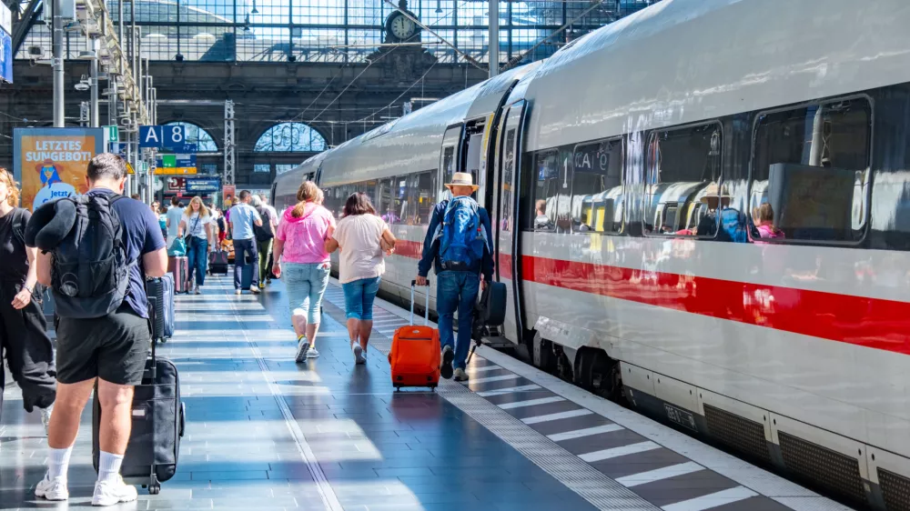 Deutsche Bahn je potnikom prepovedal pitje alkohola. / Foto: Istock