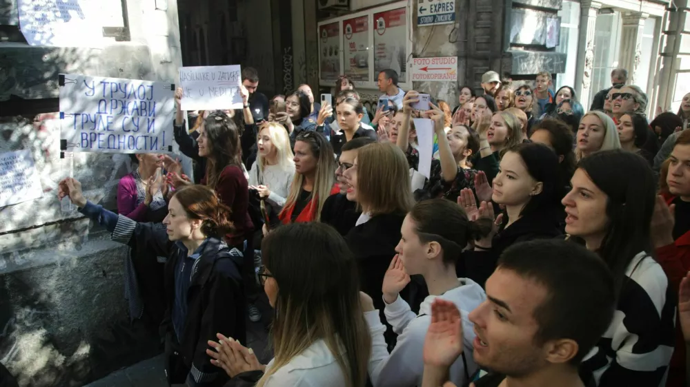 Protestniki so pred uredni&scaron;tvom Informerja, ki ga je varovala policija, žvižgali in skandirali, v stavbo pa metali tudi jajca. 