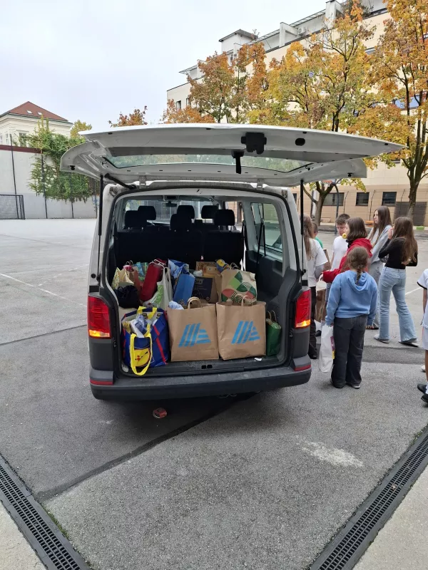 Učenci Osnovne &scaron;ole Ledina so v dobrodelni akciji kar dva vozila napolnili z zbranimi izdelki. Foto: O&Scaron; Ledina