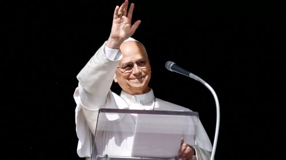 FILE PHOTO: Pope Leo waves as he leads the Angelus prayer from a window of the Apostolic Palace, during which he called for an end to hostilities in Yemen and expressed concern over the humanitarian crisis in Taiz, at the Vatican, October 25, 2026. REUTERS/Vincenzo Livieri/File Photo