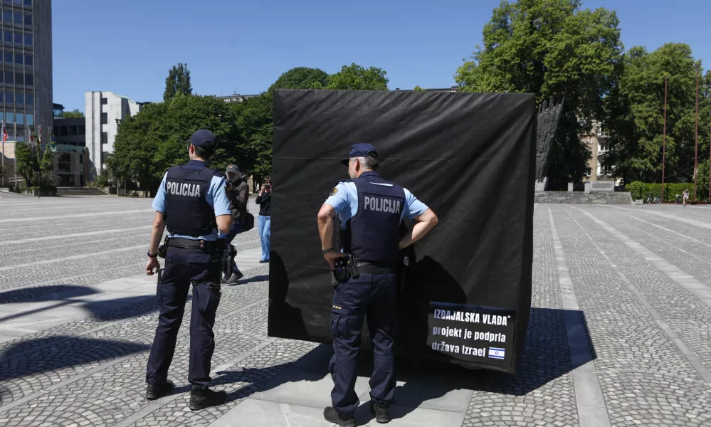 Točno ob 11:00 bomo na Trgu republike izvedli simbolično akcijo, ki bo ponazorila vso absurdnost trenutne politične situacije in tudi z lastnimi besedami politikov najbolj nazorno možno predstavila njihovo izdajo volilk in volilcev, ki so jim verjeli.. protest black cube foto luka cjuha