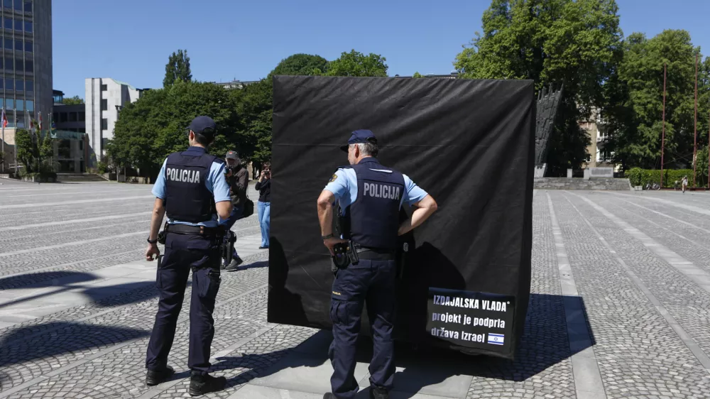 Točno ob 11:00 bomo na Trgu republike izvedli simbolično akcijo, ki bo ponazorila vso absurdnost trenutne politične situacije in tudi z lastnimi besedami politikov najbolj nazorno možno predstavila njihovo izdajo volilk in volilcev, ki so jim verjeli.. protest black cube foto luka cjuha