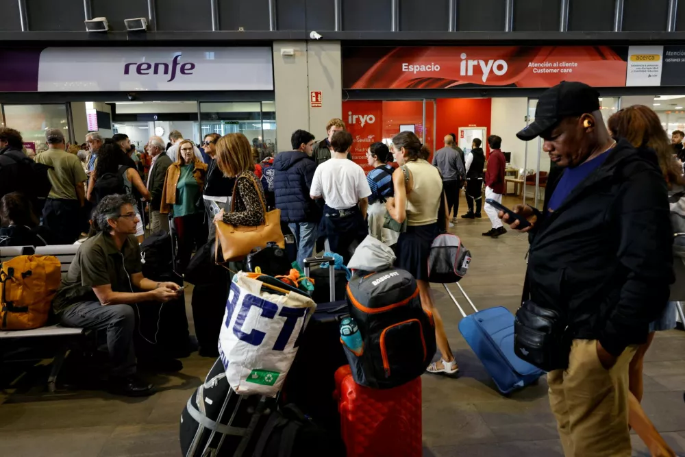 People wait at the Sevilla Santa Justa train station, amid train delays and cancellations, following the collision of two high-speed trains between the towns of Mora and Orgaz, in Seville, Spain, October 28, 2026. REUTERS/Marcelo Del Pozo REFILE - UPDATING CITY IN THE METADATA