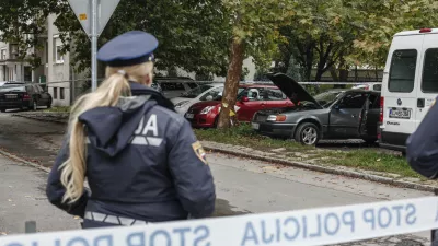 - vozilo roparjev SKB banke - policijska preiskava na parkirišču Savsko naselje - Šerkova ulica - Policija - 12.10.2015 - rop banke SKB v Ljubljani - SKB banka - Bežigrajski dvor, Dunajska cesta 56 - trije neznani oboroženi moški so od uslužbencev zahtevali denar in uspešno odnesli nekaj tisoč evrov.//FOTO: Luka Cjuha.
