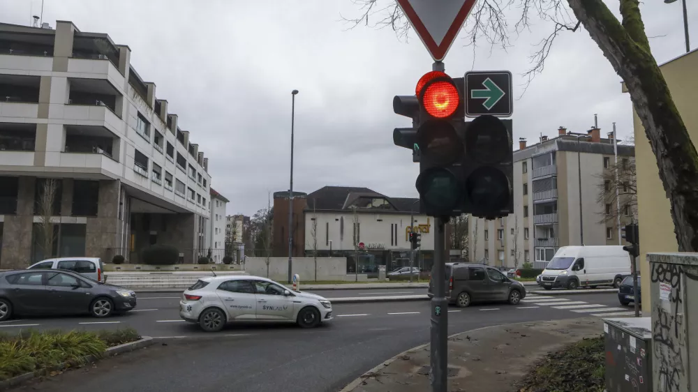 - 12.12.2023 &ndash; križi&scaron;če Karlov&scaron;ka cesta &ndash; Predor pod Gradom - semafor - prometni znak zelena pu&scaron;čica za zavijanje desno pri rdeči luči -  //FOTO: Luka Cjuha