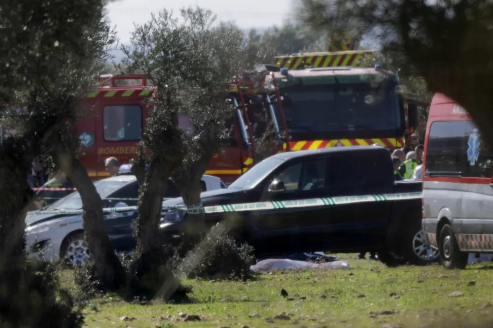 Rescue personnel work at the site following the collision of two high-speed trains between the towns of Mora and Orgaz, near Toledo, Spain, October 28, 2026. REUTERS/Violeta Santos Moura