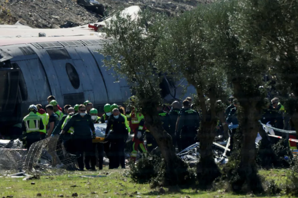 Rescue teams work at the site following the collision of two high-speed trains between the towns of Mora and Orgaz, near Toledo, Spain, October 28, 2026. REUTERS/Violeta Santos Moura
