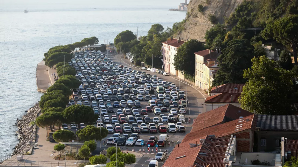 - avtomobili, javno parkiri&scaron;če.- 11.07.2024. - Parkiri&scaron;če Fornače pri Piranu.//FOTO: Bojan Velikonja