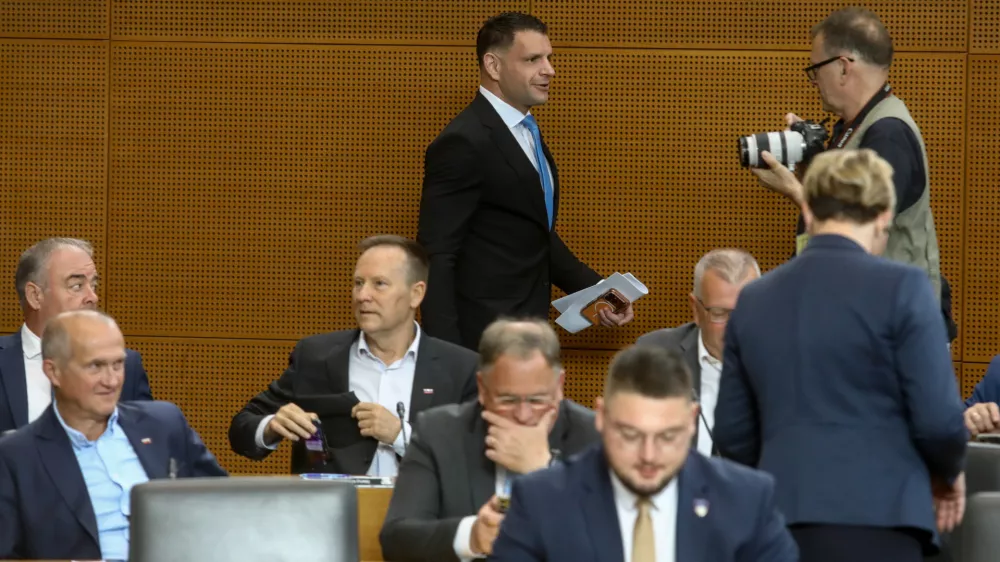 Poslanski mandat ni vstopnica v prijateljski klub: funkcija, ki vse bolj izgublja ugled