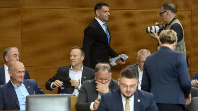 Poslanski mandat ni vstopnica v prijateljski klub: funkcija, ki vse bolj izgublja ugled