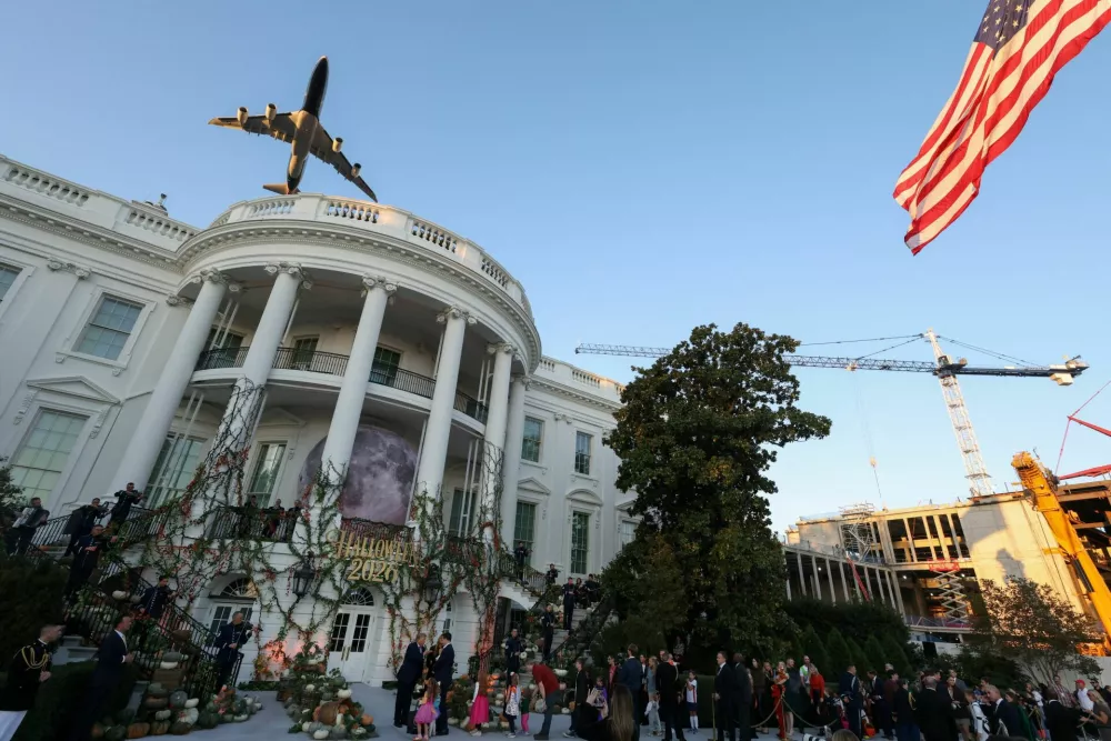 The presidential aircraft flies over as US President Donald Trump and first lady Melania Trump host a Halloween event at the White House in Washington, DC, US, October 29, 2026. REUTERS/Umit Bektas  REFILE - CORRECTING INFORMATION FROM "AIR FORCE ONE" TO "PRESIDENTIAL AIRCRAFT".