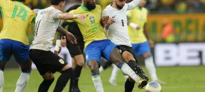 Brazil's Gerson, center, Uruguay's Rodrigo Bentancur, right, and Uruguay's Facundo Pellistri battle for the ball during a qualifying soccer match for the FIFA World Cup 2026 at Arena Fonte Nova in Salvador, Brazil, Tuesday, Nov.19, 2024. (AP Photo/Andre Penner)