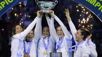 Tennis - Billie Jean King Cup Finals - Final - Italy v Slovakia - Palacio de Deportes Jose Maria Martin Carpena Arena, Malaga, Spain - November 20, 2024 Italy captain Tathiana Garbin, Lucia Bronzetti, Jasmine Paolini, Camila Giorgi, Martina Trevisan and Elisabetta Cocciaretto celebrate with the trophy after winning the Billie Jean King Cup REUTERS/Jon Nazca